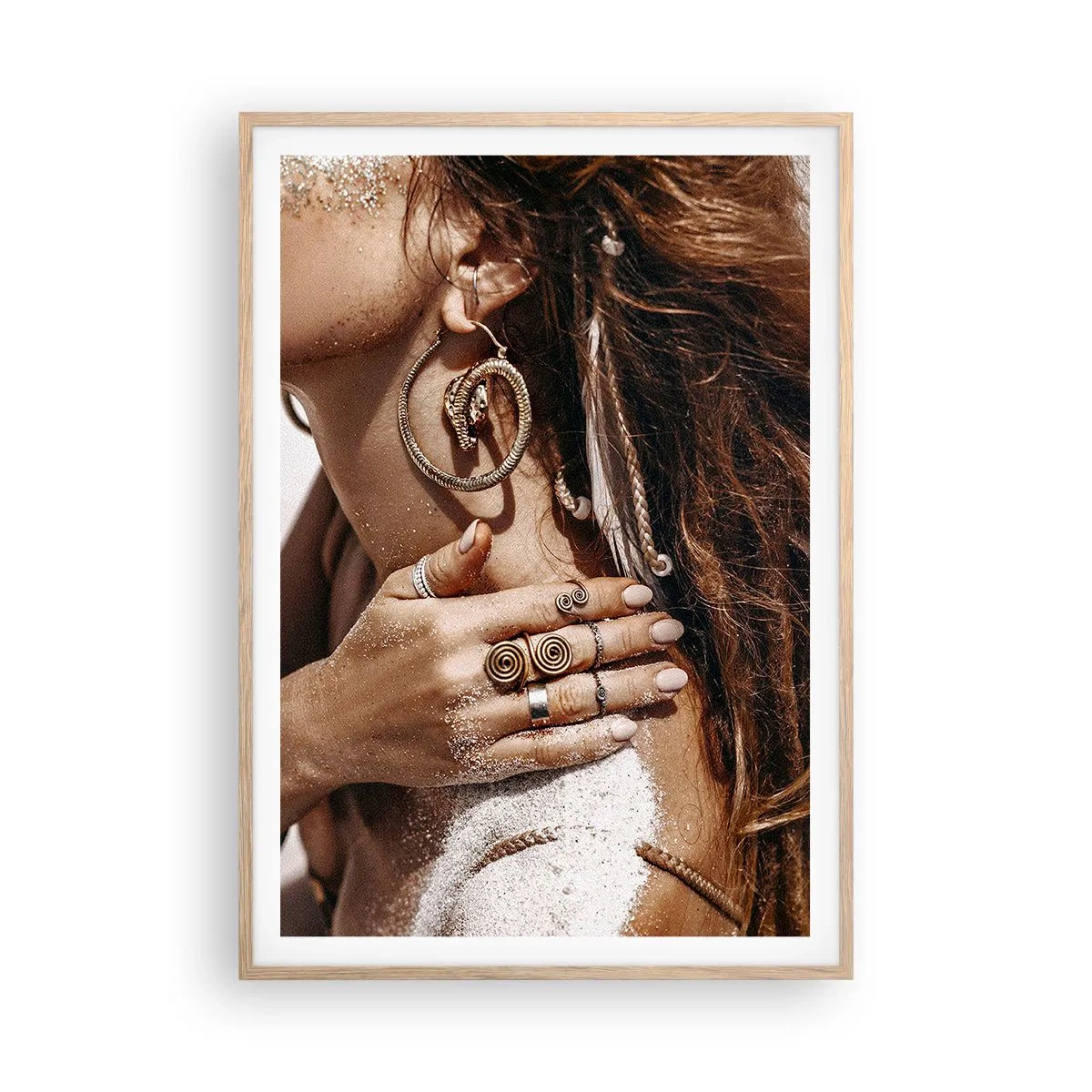 Plakat i ramme af lyst egetræ - Dronning af den vilde strand - 70x100 cm