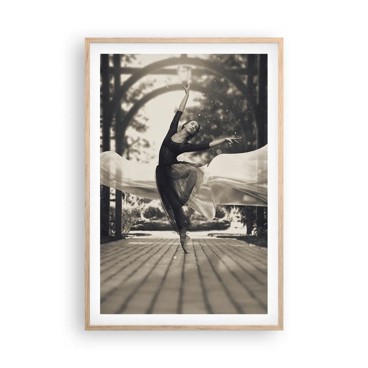 Plakat i ramme af lyst egetræ - Dans i haven - 61x91 cm