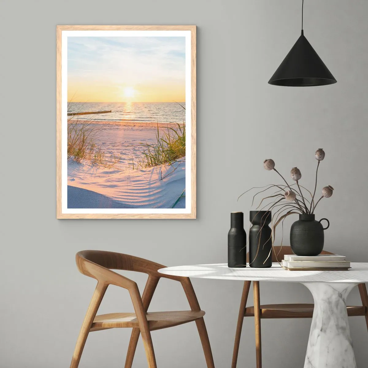 Plakat i ramme af lyst egetræ - Havet brummer, fuglene synger, en vild strand midt i græsset.... - 40x50 cm