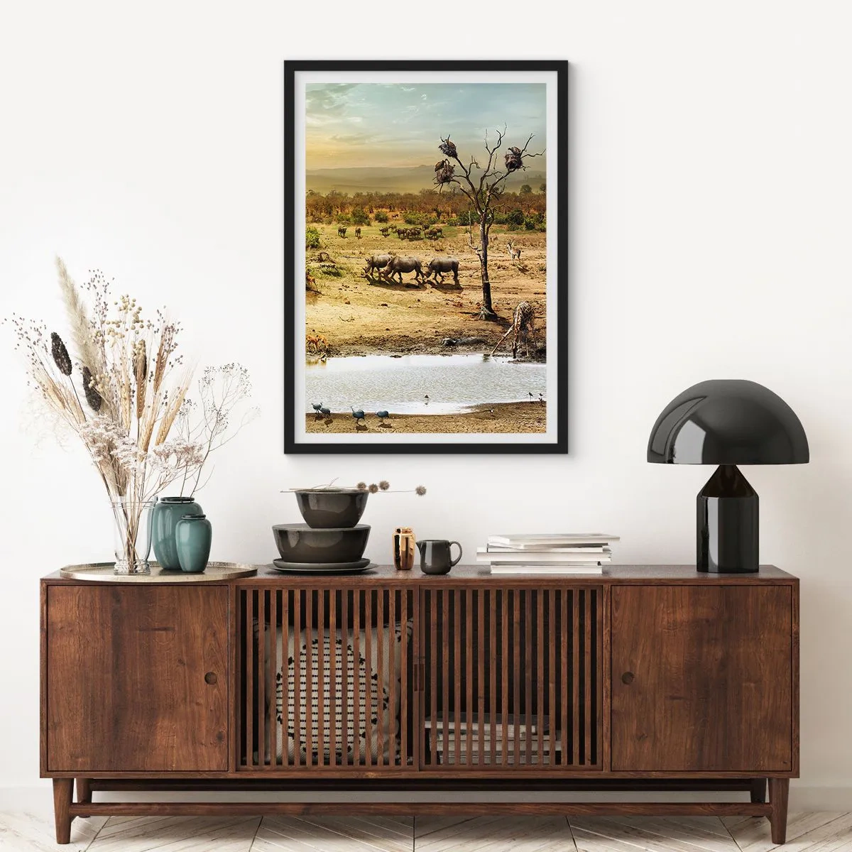 Plakat i sort ramme - Savanne med næsehorn og et vandhul - 50x70cm - "Og ud af Eden flød en flod...". - Moderne vægdekoration til stue og soveværelse ARTTOR