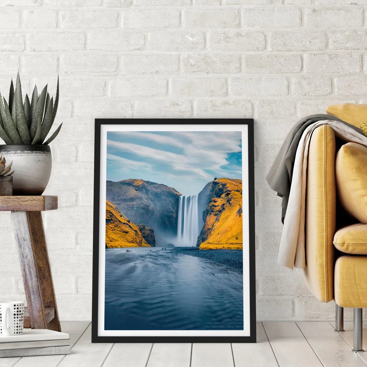 Plakat i sort ramme - Et vandfald, der strømmer ned fra bjerge omgivet af gyldne skråninger - 50x70cm - Evig varighed, evig bevægelse - Moderne vægdekoration til stue og soveværelse ARTTOR