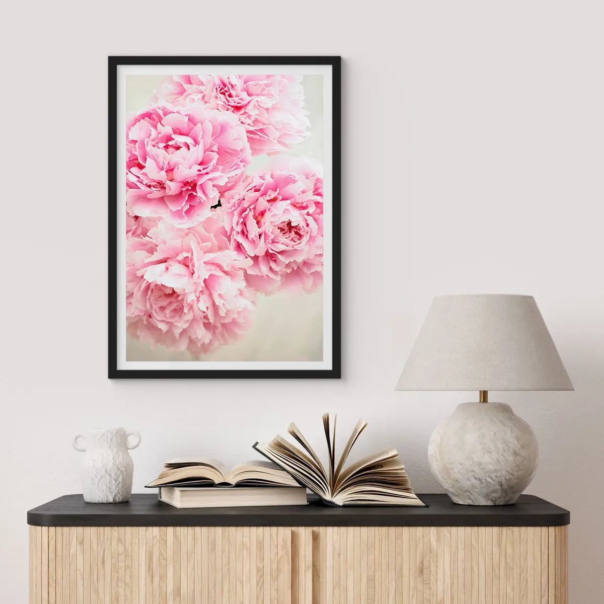 Plakat i sort ramme - En buket lyserøde pæoner på en lys baggrund - 50x70cm - I lyserød glamour - Moderne vægdekoration til stue og soveværelse ARTTOR