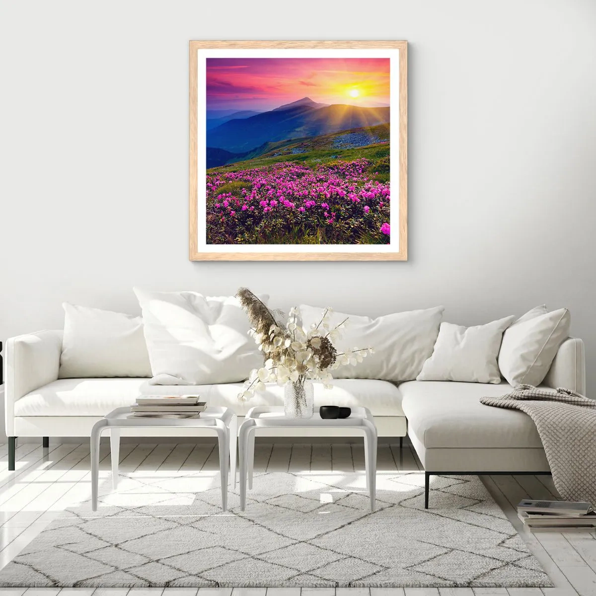 Plakat i ramme af lyst egetræ - ... Og rundt omkring dufter det af fyrretræer og krydderurter - 60x60 cm