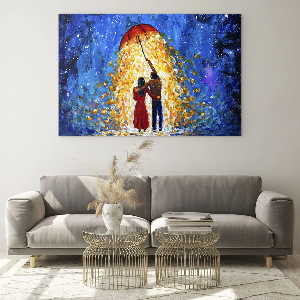Billede på glas - Et par under en paraply omgivet af gyldent lys mod nattehimlen - 70x50cm - Magien ved en regnfuld aften? - Moderne vægdekoration til stue og soveværelse ARTTOR
