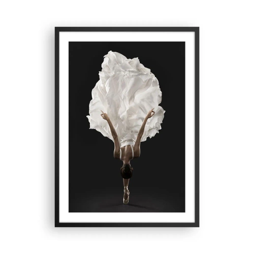 Plakat i sort ramme - En danser i en hvid kjole svæver i luften mod en sort baggrund - 50x70cm - Usædvanlige baner - Moderne vægdekoration til stue og soveværelse ARTTOR