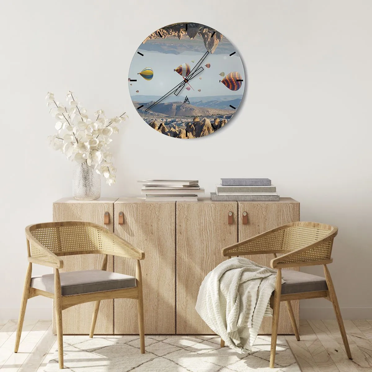 Vægur, Uret - Balloner mod et bjerglandskab - 30x30cm - Alt er muligt her - Moderne vægdekoration til stue, køkken og soveværelse ARTTOR