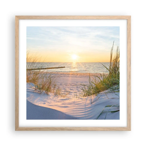 Plakat i ramme af lyst egetræ - Havet brummer, fuglene synger, en vild strand midt i græsset.... - 50x50 cm