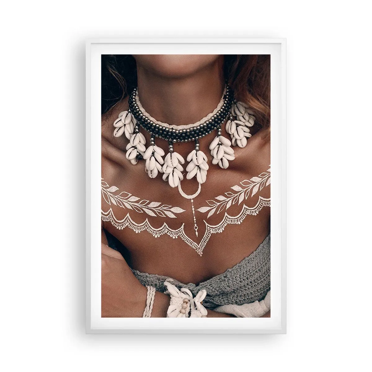 Plakat i hvid ramme - Talismaner, ritualer om kvindelighed - 61x91 cm