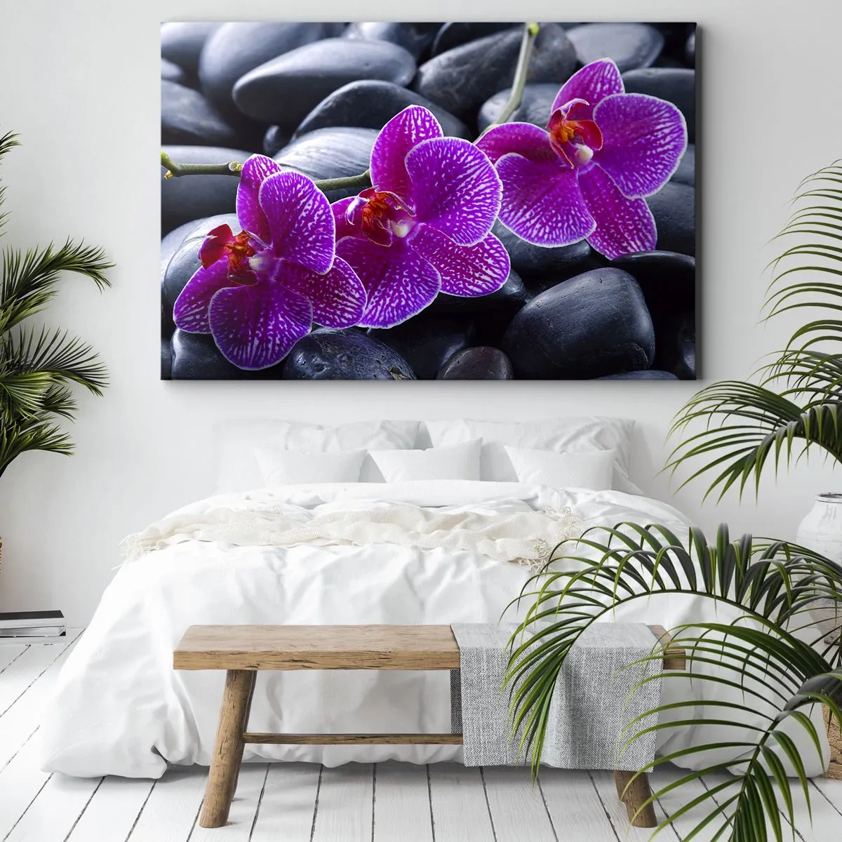 Lærredstryk - Billede på lærred - Lilla orkideer mod en baggrund af sorte sten - 70x50cm - Stenene lyste op af glæde - Moderne vægdekoration til stue og soveværelse ARTTOR