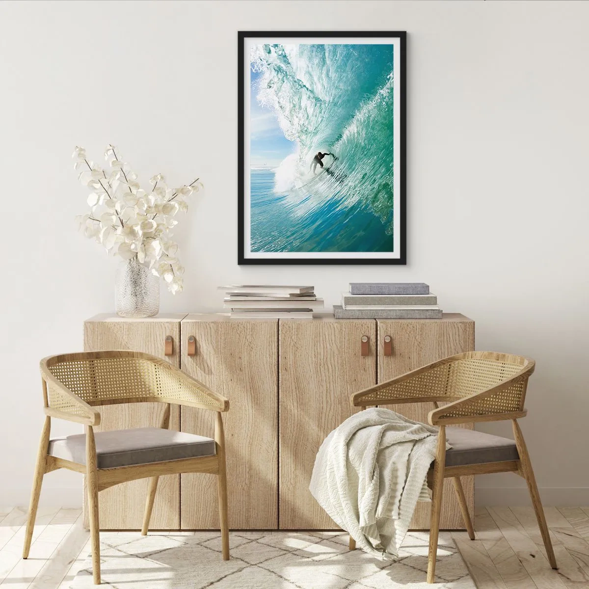 Plakat i sort ramme - Surfer på en bølge i sollyset - 50x70cm - Altid på bølgen - Moderne vægdekoration til stue og soveværelse ARTTOR