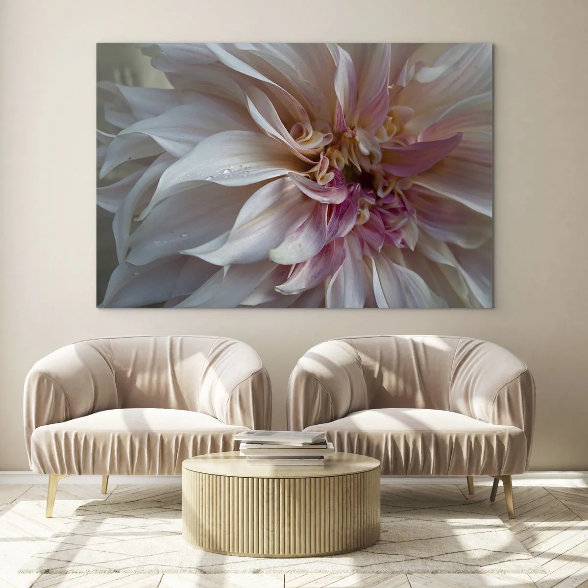 Billede på glas - Nærbillede af en lyserød og cremefarvet blomst med vanddråber - 70x50cm - Blomstrende friskhed - Moderne vægdekoration til stue og soveværelse ARTTOR
