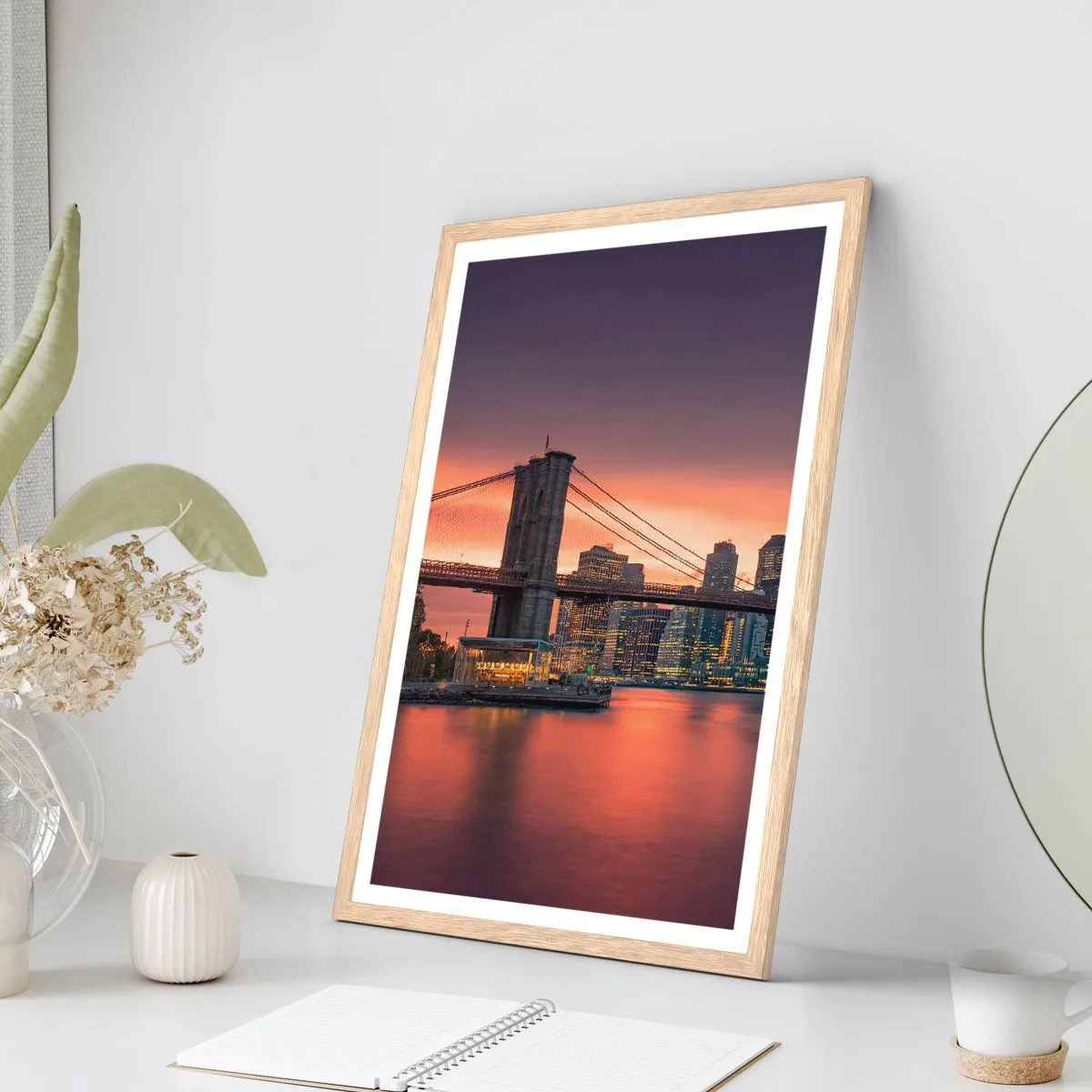 Plakat i ramme af lyst egetræ - Sænket i lilla stilhed - 30x40 cm