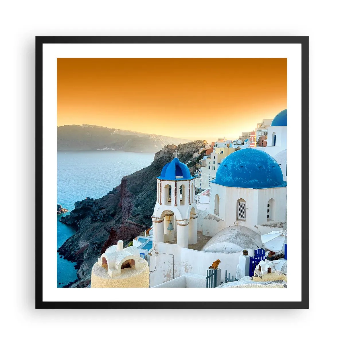Plakat i sort ramme - Santorini - omfavnet af klipperne - 60x60 cm