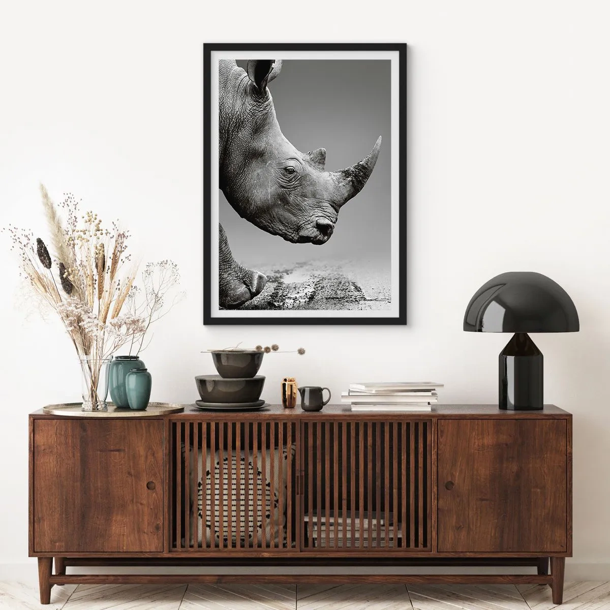 Plakat i sort ramme - Sort-hvid nærbillede af et næsehorns hoved - 50x70cm - En ustoppeli - Moderne vægdekoration til stue og soveværelse ARTTOR