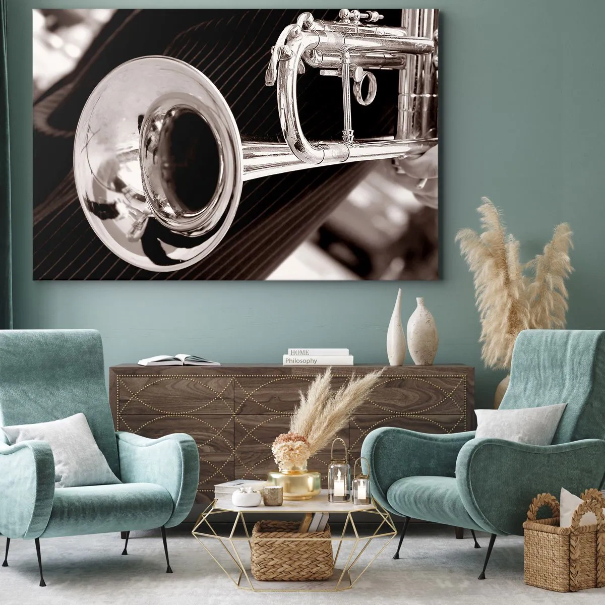 Lærredstryk - Billede på lærred - Et nærbillede af en sølvtrompet mod en elegant stofbaggrund. - 70x50cm - En musikalsk rejse til 1930'erne. - Moderne vægdekoration til stue og soveværelse ARTTOR