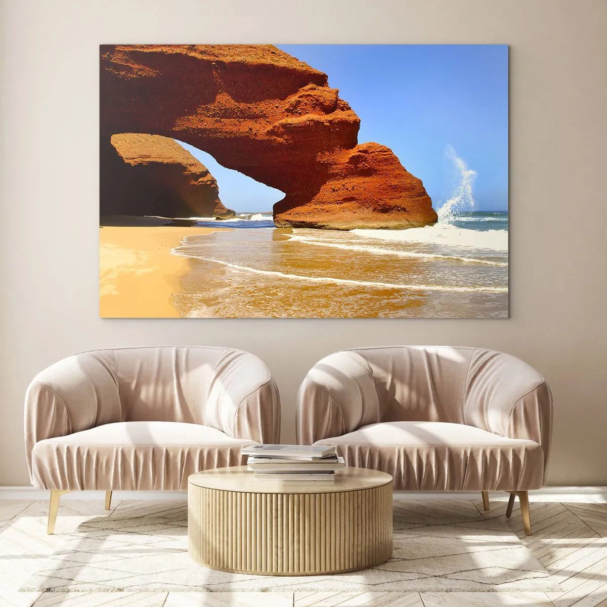 Billede på glas - Røde klippebuer over stranden og havet - 70x50cm - Vand og vind i tusindvis af år - Moderne vægdekoration til stue og soveværelse ARTTOR