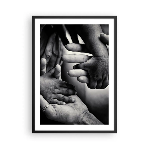 Plakat i sort ramme - Sort-hvidt motiv af hænder, der symboliserer bånd - 50x70cm - At være menneske - Moderne vægdekoration til stue og soveværelse ARTTOR