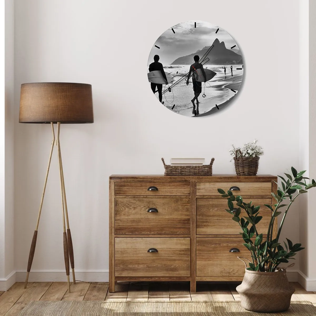 Vægur, Uret - To surfere på stranden i et sort-hvidt landskab - 30x30cm - Samba til én bølge - Moderne vægdekoration til stue, køkken og soveværelse ARTTOR