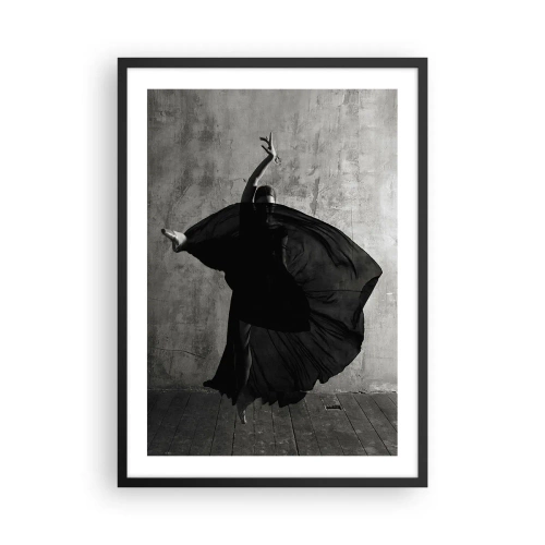 Plakat i sort ramme - Et sort-hvidt billede af en danser i dynamisk bevægelse mod en rå væg. - 50x70cm - Passioneret bælte - Moderne vægdekoration til stue og soveværelse ARTTOR