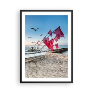 Plakat i sort ramme - Fiskerbåd med røde flag på stranden - 50x70cm - Et velfortjent hvil - Moderne vægdekoration til stue og soveværelse ARTTOR