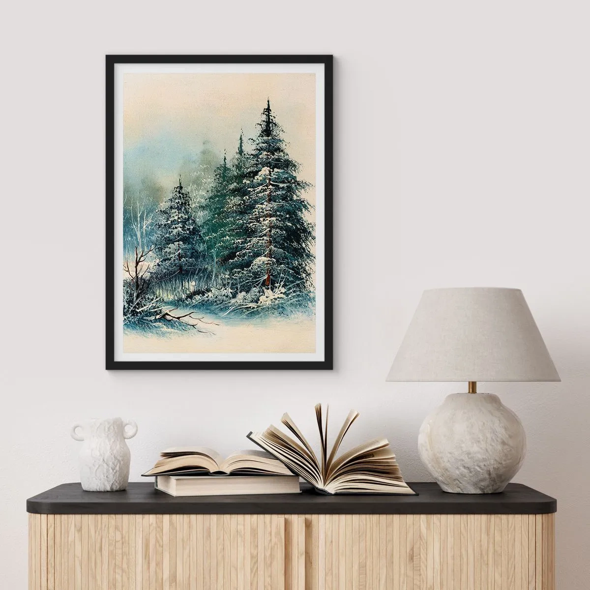 Plakat i sort ramme - Snedækkede træer i en vinterskov mod en rolig himmel - 50x70cm - Klar til jul - Moderne vægdekoration til stue og soveværelse ARTTOR