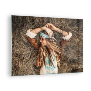 Billede på glas - Boho-stil kvinde liggende i hø smilende - 70x50cm - På vej til kærlighedens sommer - Moderne vægdekoration til stue og soveværelse ARTTOR