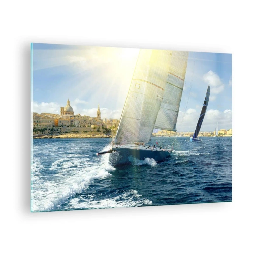 Billede på glas - En yacht sejler mod en bys baggrund på en solskinsdag - 70x50cm - Tid til at forlade byen - Moderne vægdekoration til stue og soveværelse ARTTOR