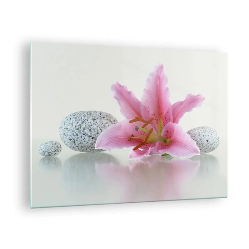 Billede på glas - Lyserød lilje mod en baggrund af hvide sten i spa-stil - 70x50cm - Et studie i rosa, grå og hvid - Moderne vægdekoration til stue og soveværelse ARTTOR