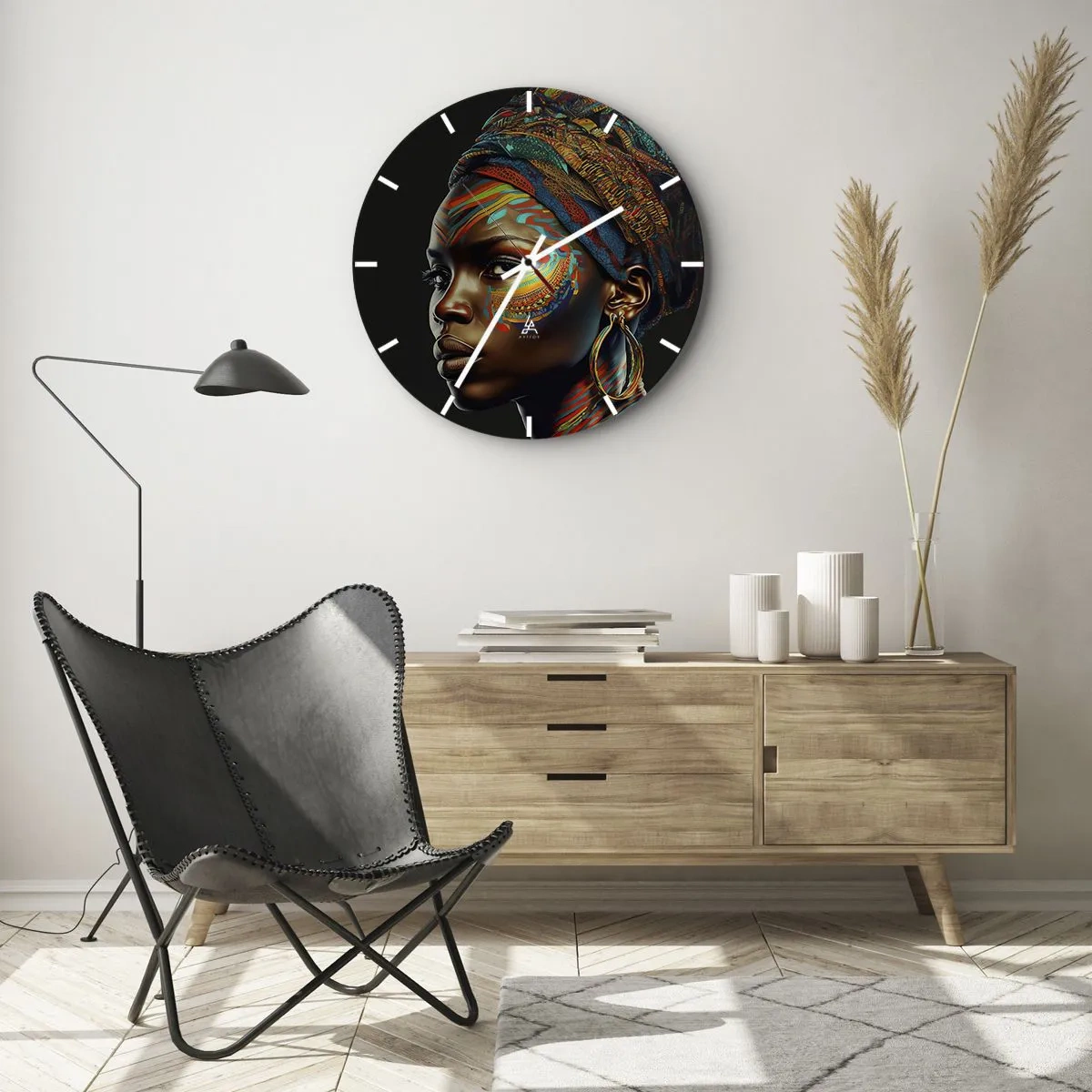 Vægur, Uret - Farveportræt af en kvinde i turban mod en sort baggrund - 30x30cm - Afrikansk dronning - Moderne vægdekoration til stue, køkken og soveværelse ARTTOR