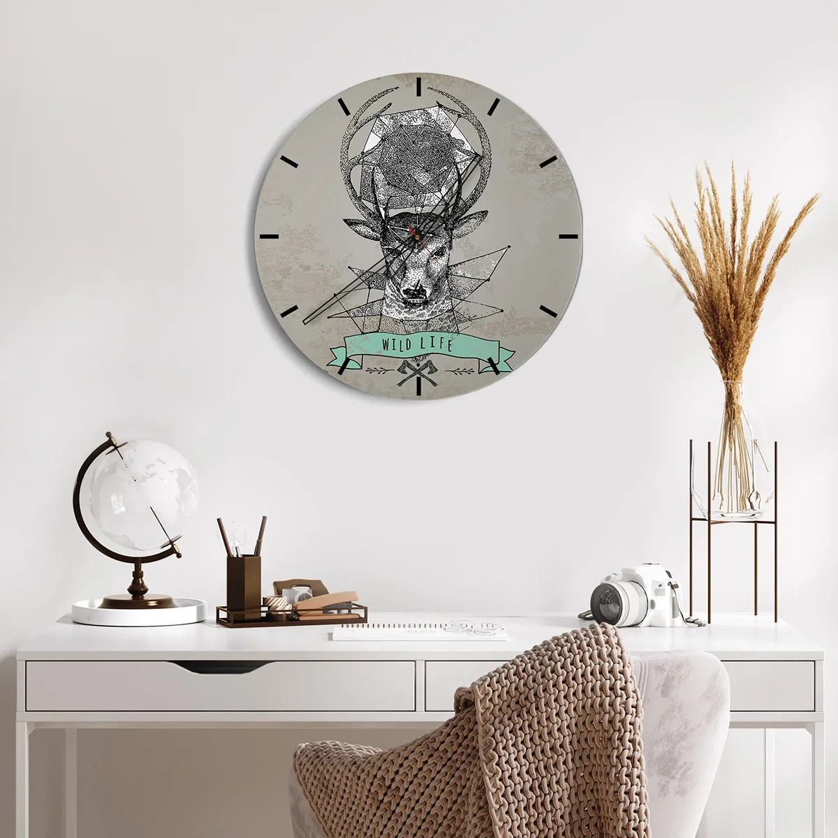 Vægur, Uret - Geometrisk hjort med indskriften Wild Life på en grå baggrund - 30x30cm - Synet af sankt Hubertus - Moderne vægdekoration til stue, køkken og soveværelse ARTTOR