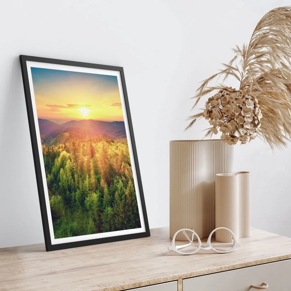 Plakat i sort ramme - Solnedgang over en bjergrig skov fuld af grønt - 50x70cm - Toppe og bjergtoppe - Moderne vægdekoration til stue og soveværelse ARTTOR
