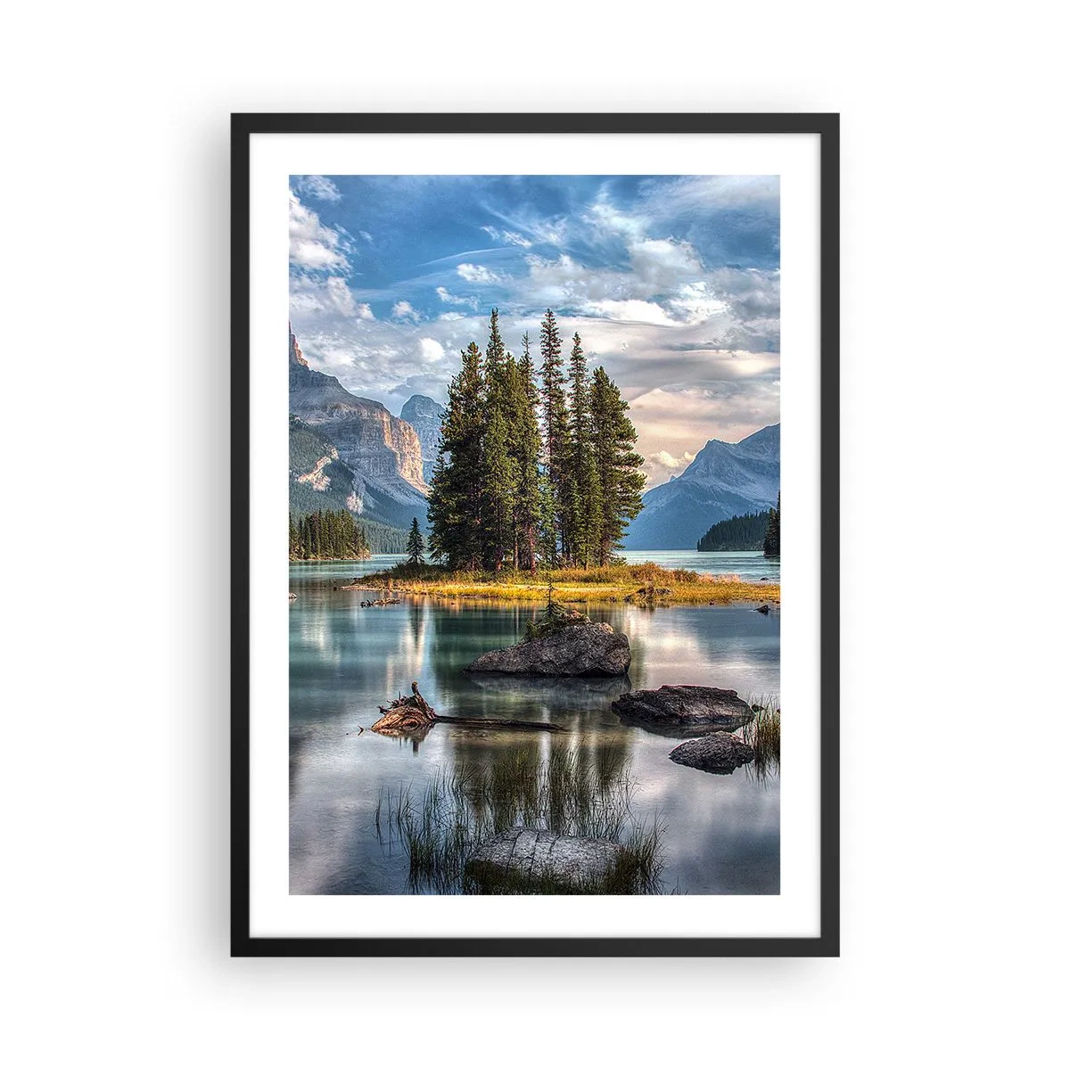 Plakat i sort ramme - Et bjerglandskab med en ø omgivet af en rolig sø - 50x70cm - Over store og klare vande… - Moderne vægdekoration til stue og soveværelse ARTTOR