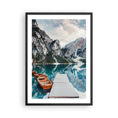 Plakat i sort ramme - En bjergsø med træbåde og en mole - 50x70cm - Vi vil vise dig skønheden - Moderne vægdekoration til stue og soveværelse ARTTOR