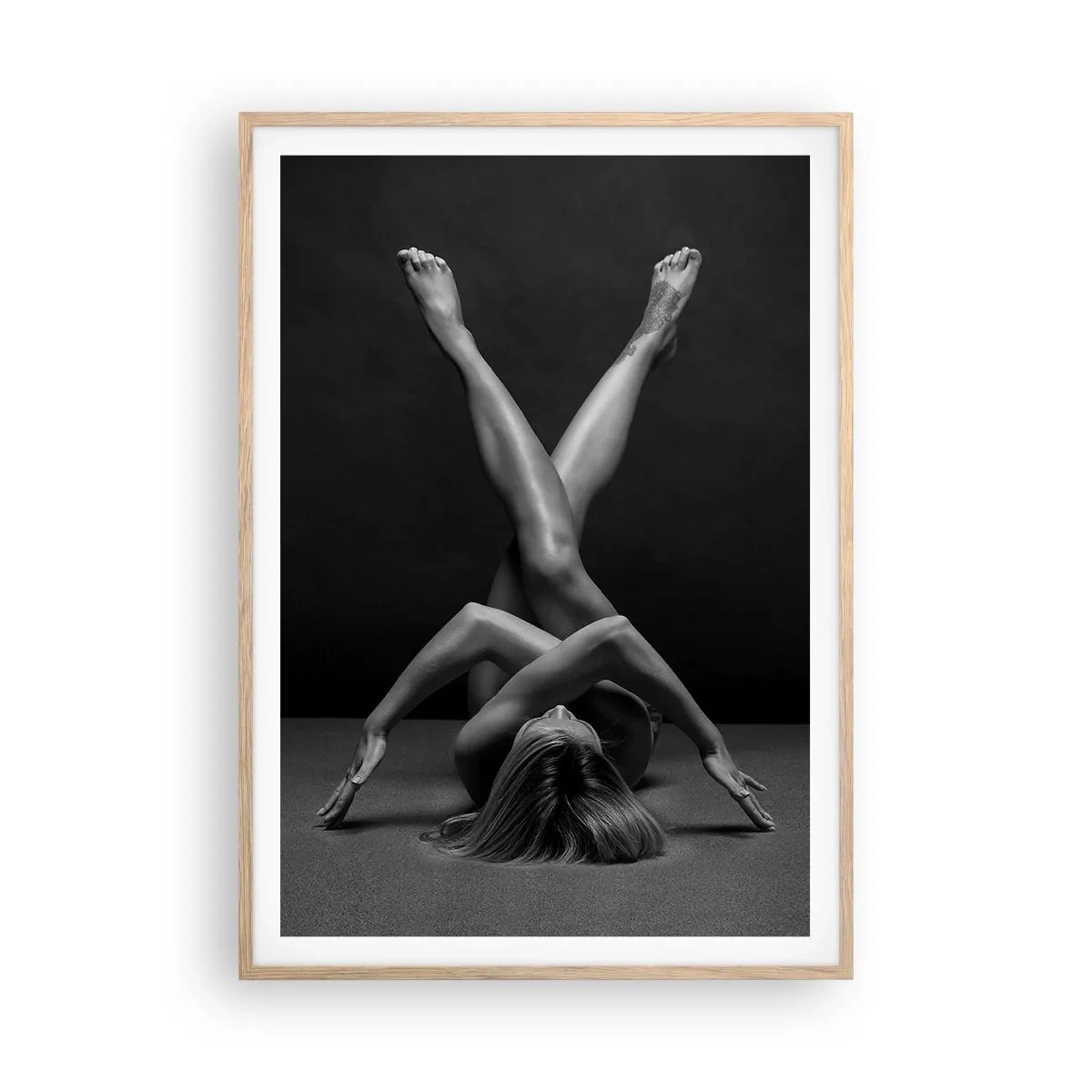 Plakat i ramme af lyst egetræ - Nøgenhedens geometri - 70x100 cm