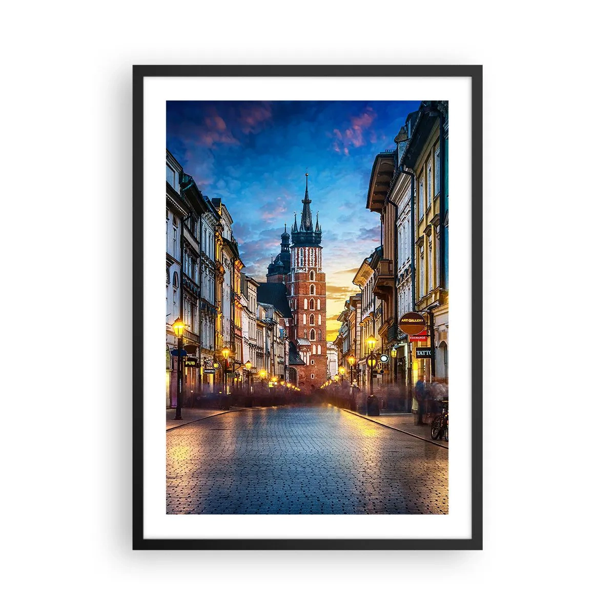 Plakat i sort ramme - Aftenudsigt over Grodzka-gaden og St. Marys Kirke i Krakow - 50x70cm - Krakows charme - Moderne vægdekoration til stue og soveværelse ARTTOR