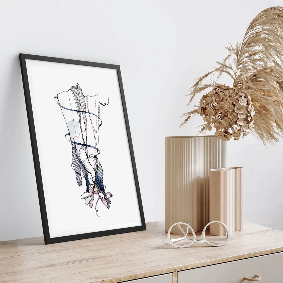 Plakat i sort ramme - Kunstneriske hænder med fine blomster og linjer - 50x70cm - En undersøgelse af berøring - Moderne vægdekoration til stue og soveværelse ARTTOR