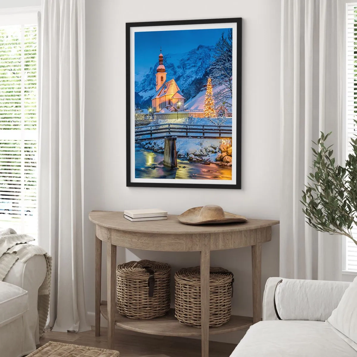 Plakat i sort ramme - En kirke i vinteromgivelser med et juletræ og julelys - 50x70cm - Julens ånd - Moderne vægdekoration til stue og soveværelse ARTTOR