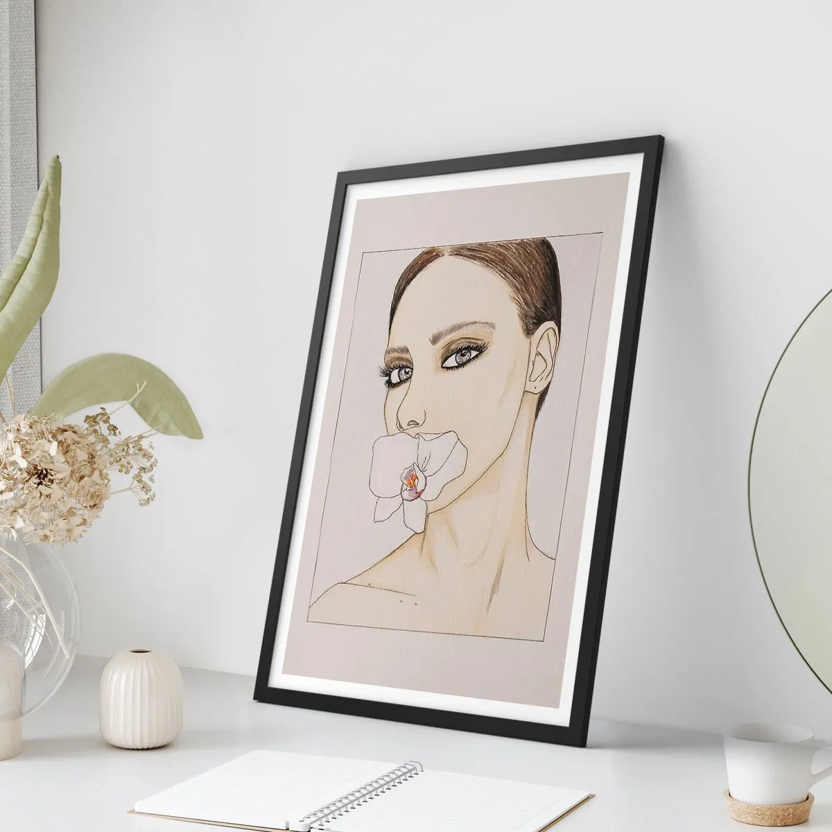 Plakat i sort ramme - Portræt af en kvinde med en orkidé på læberne - 50x70cm - Et symbol på elegance og skønhed - Moderne vægdekoration til stue og soveværelse ARTTOR
