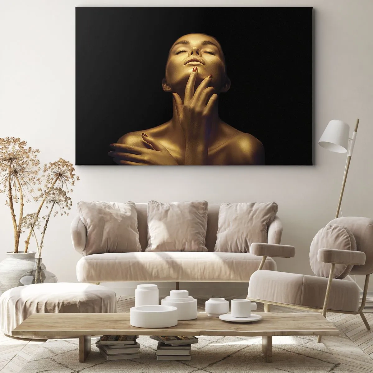 Lærredstryk - Billede på lærred - Portræt af en kvinde i en gylden glød på en sort baggrund - 70x50cm - Som gylden silke - Moderne vægdekoration til stue og soveværelse ARTTOR