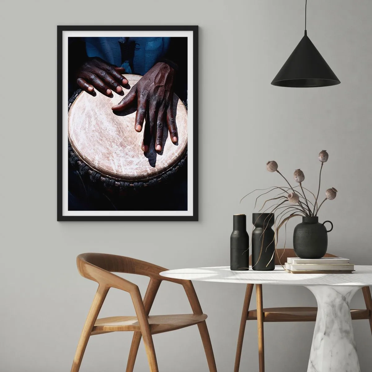 Plakat i sort ramme - Hænder spiller en djembe-tromme i et rytmespil - 50x70cm - Lev i takt med din rytme - Moderne vægdekoration til stue og soveværelse ARTTOR
