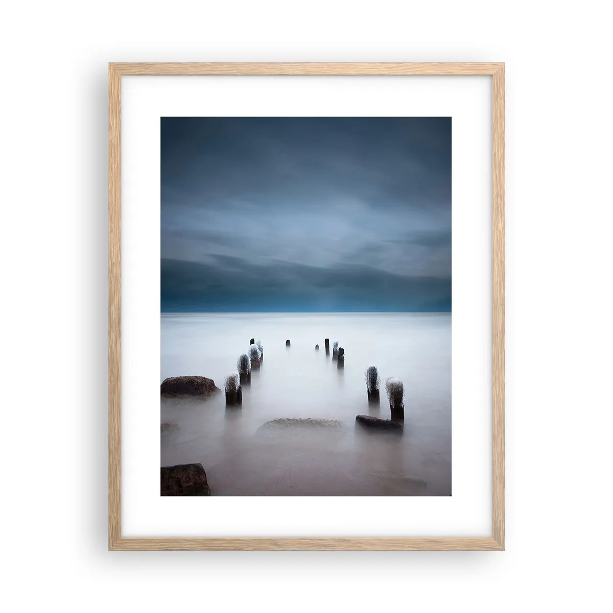 Plakat i ramme af lyst egetræ - En betænksom sø - 40x50 cm