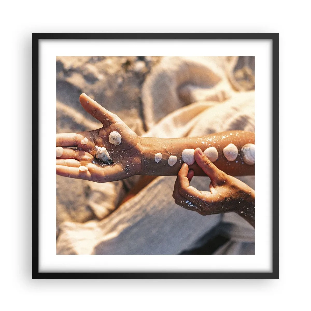 Plakat i sort ramme - Skønhed inden for rækkevidde - 50x50 cm