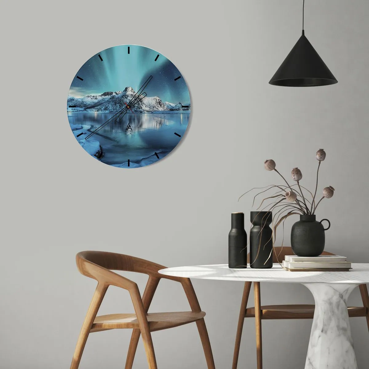 Vægur, Uret - Aurora Borealis over snedækkede bjerge og en frossen sø - 30x30cm - Nat med lys - Moderne vægdekoration til stue, køkken og soveværelse ARTTOR