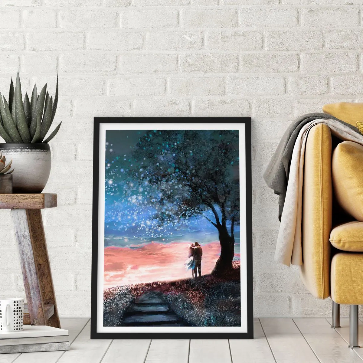 Plakat i sort ramme - Et par under et træ i stjerneskinnet og det maleriske landskab - 50x70cm - En stjernepræstation - Moderne vægdekoration til stue og soveværelse ARTTOR
