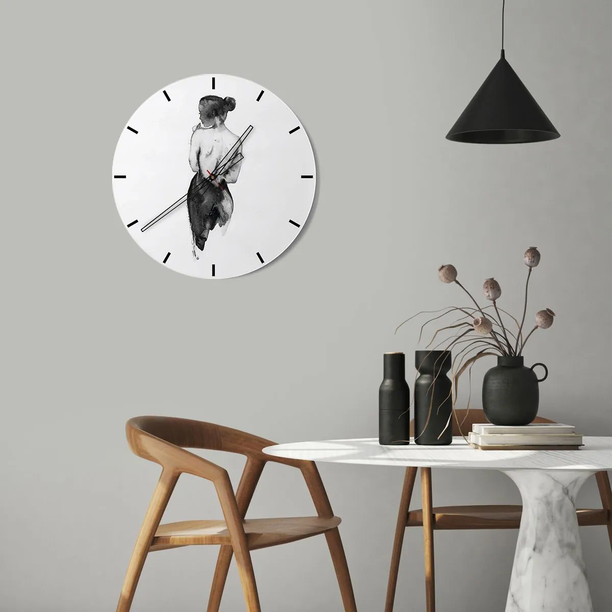Vægur, Uret - Sort og hvid silhuet af en kvinde med blottet ryg - 30x30cm - Med hende forsvinder verden - Moderne vægdekoration til stue, køkken og soveværelse ARTTOR