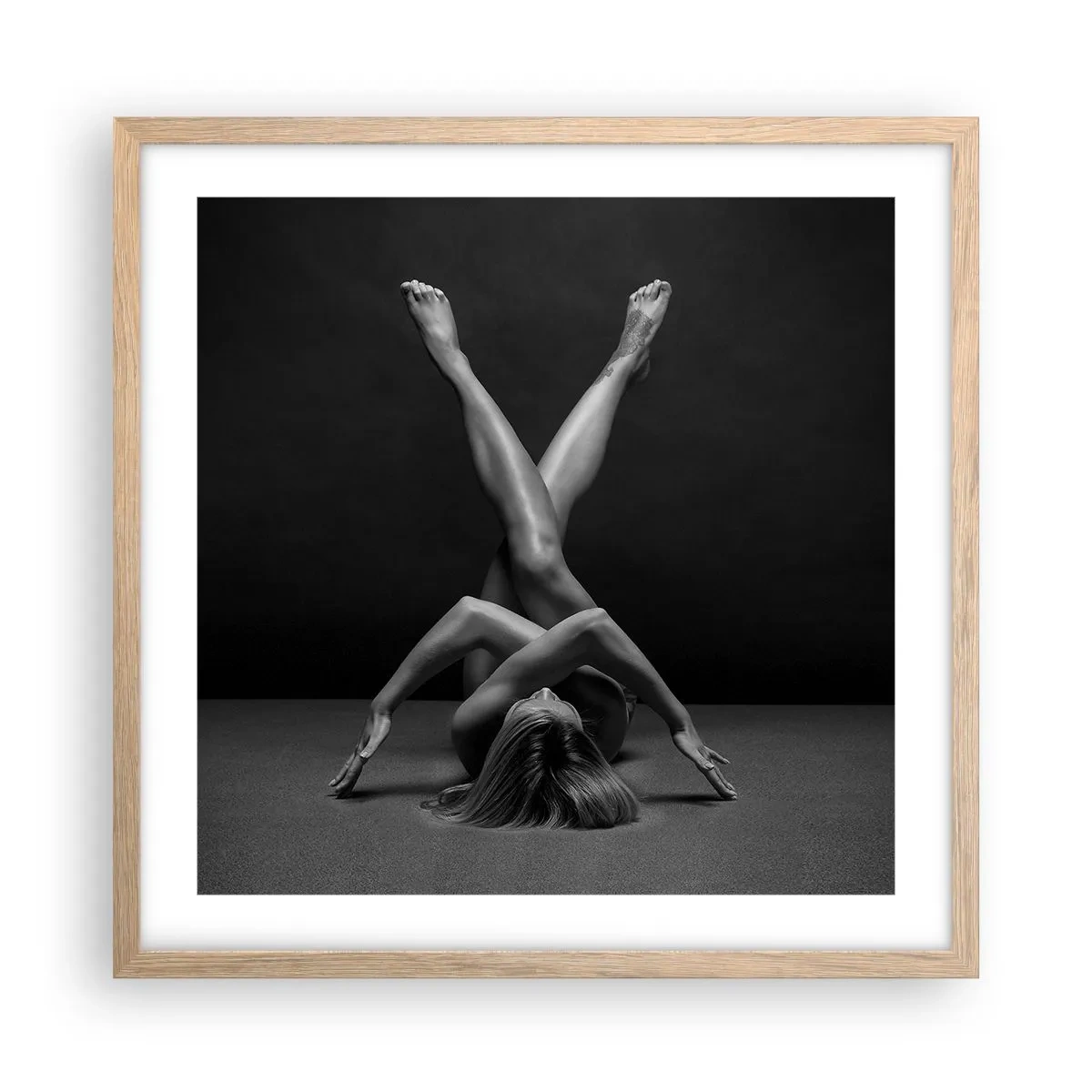 Plakat i ramme af lyst egetræ - Nøgenhedens geometri - 50x50 cm