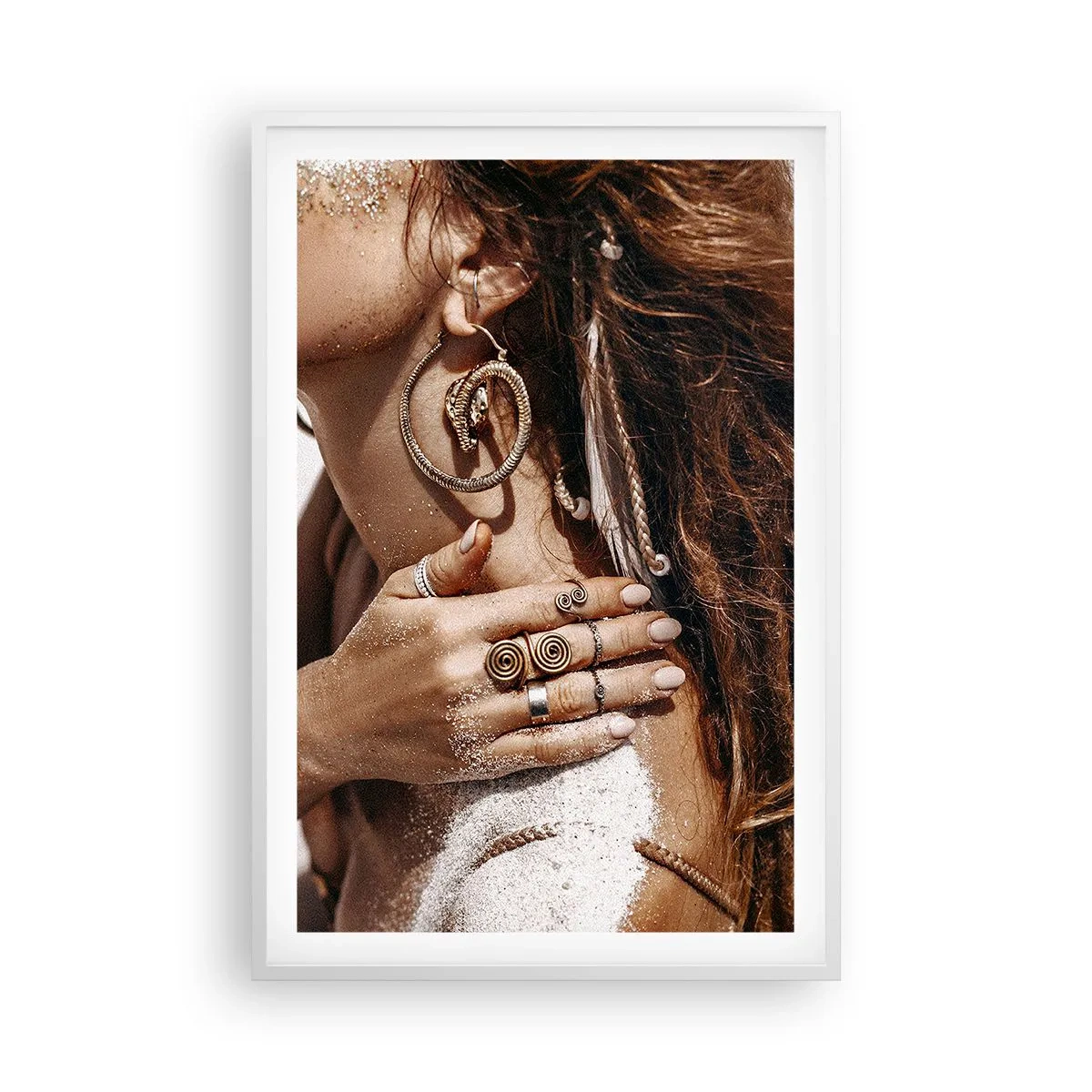 Plakat i hvid ramme - Dronning af den vilde strand - 61x91 cm