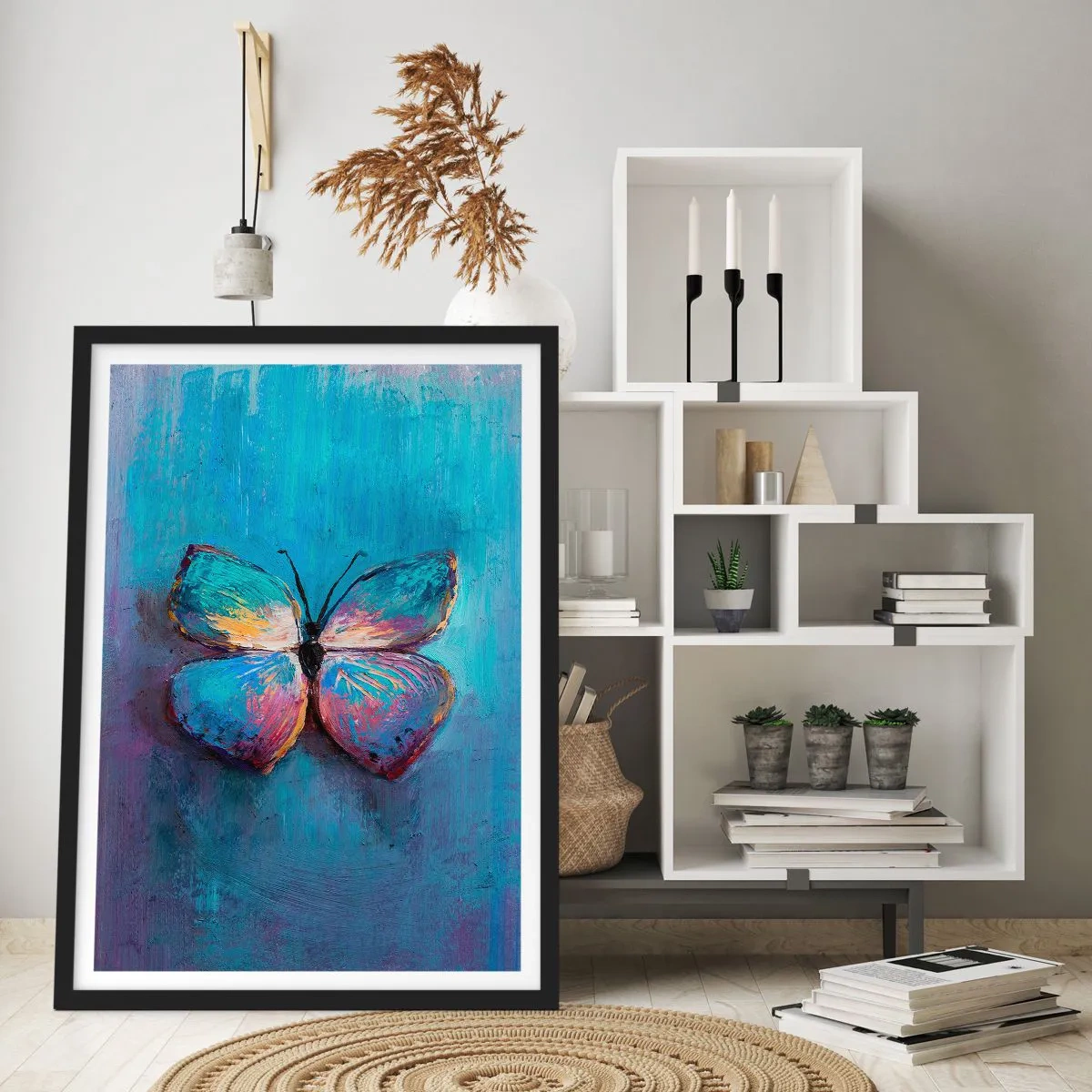 Plakat i sort ramme - En sommerfugl i intense farver på en blå baggrund - 50x70cm - I sin fulde pragt - Moderne vægdekoration til stue og soveværelse ARTTOR