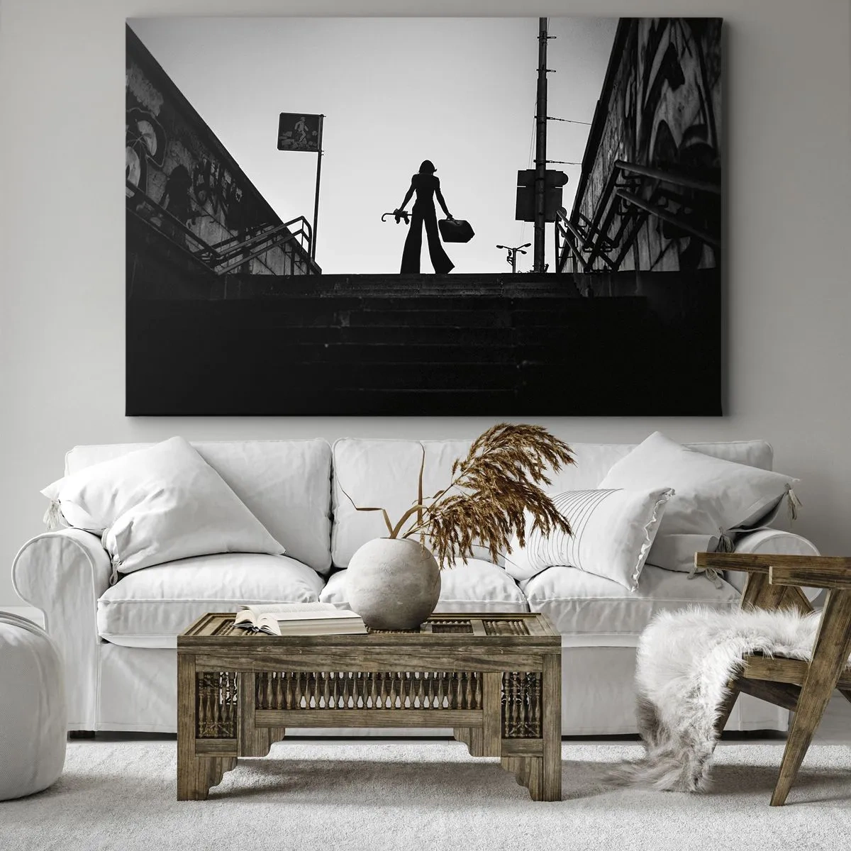 Lærredstryk - Billede på lærred - En kvindefigur på trappen i sort-hvid med en dynamisk atmosfære - 70x50cm - Vandring i byen - Moderne vægdekoration til stue og soveværelse ARTTOR