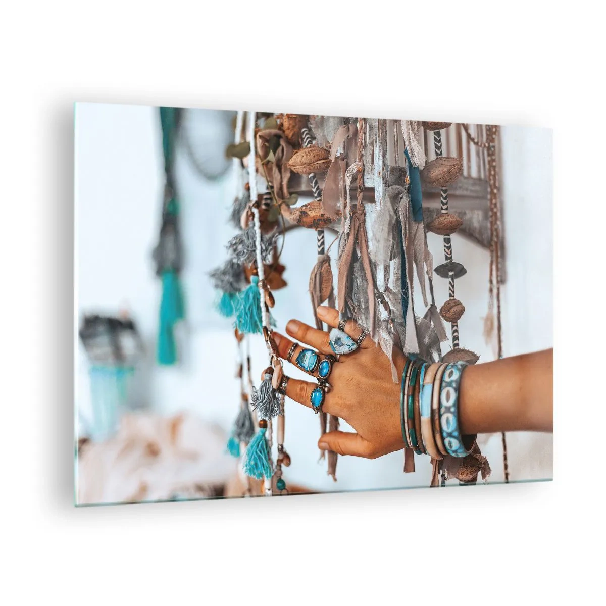 Billede på glas - Hånd med boho smykker rører etnisk dekoration - 70x50cm - Lokale skatte - Moderne vægdekoration til stue og soveværelse ARTTOR